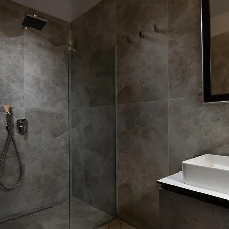 Olenia Luxury 4 Apartment *